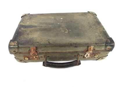 ÉQUIPEMENTS. Petite valise contenant un poste-émetteur...