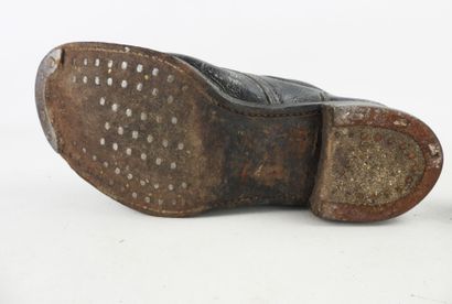 ANGLETERRE. Paire de brodequins en cuir noir...