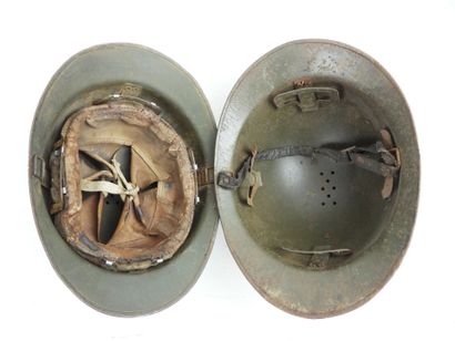 COIFFURES. Ensemble de 2 coques de casques...