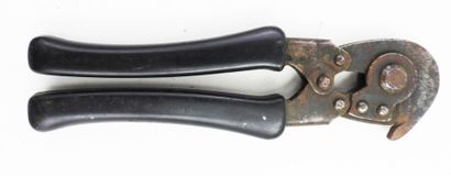 USA. Lot d'outils comprenant une pioche US,...