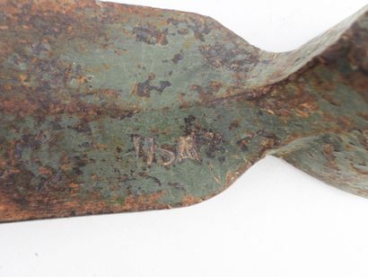 USA. Lot d'outils comprenant une pioche US,...