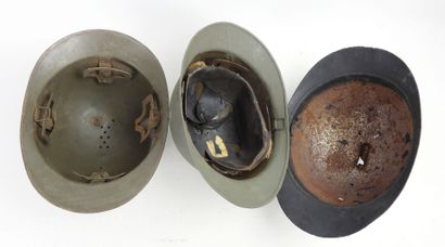 COIFFURES. Ensemble de 2 coques de casques...