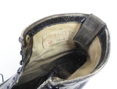 ÉQUIPEMENTS. Paire de brodequins d'officier...