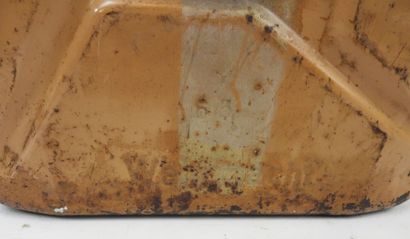 ALLEMAGNE. Jerrycan en fer couleur sable...