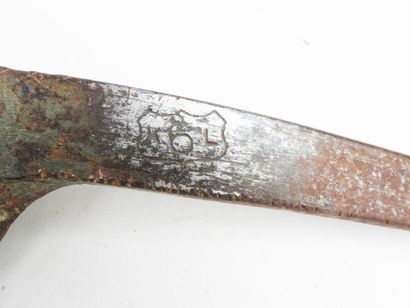 USA. Lot d'outils comprenant une pioche US,...