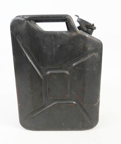 ALLEMAGNE. Jerrycan en fer couleur bleu-gris...