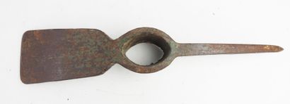USA. Lot d'outils comprenant une pioche US,...