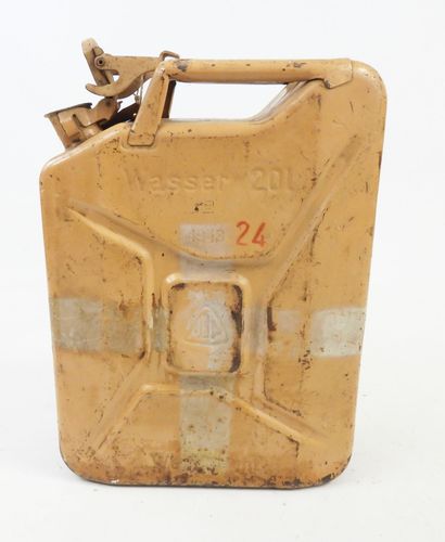 ALLEMAGNE. Jerrycan en fer couleur sable...