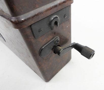 ALLEMAGNE. Téléphone de campagne en bakélite...