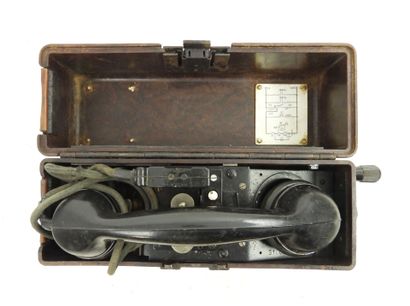 ALLEMAGNE. Téléphone de campagne en bakélite...
