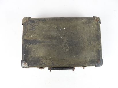 ÉQUIPEMENTS. Petite valise contenant un poste-émetteur...