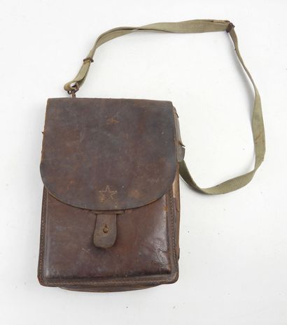 JAPON. Grand porte-cartes en cuir orné sur...