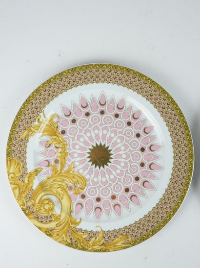 VERSACE - Editeur Rosenthal : Paire d'assiettes...