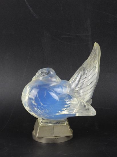 SABINO: Opalescent glass bird forming an...
