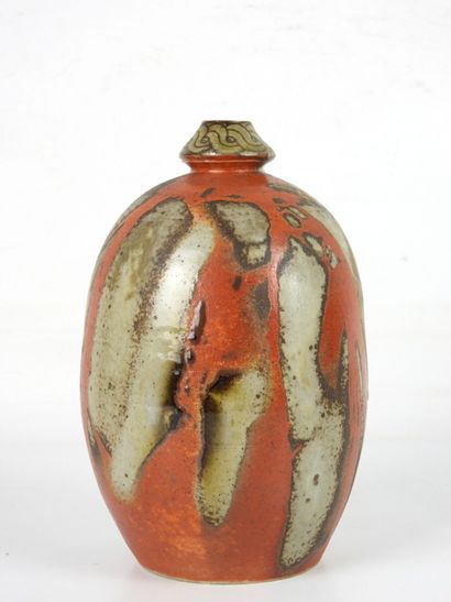 VASE pansu à petit col en grès à décor de...