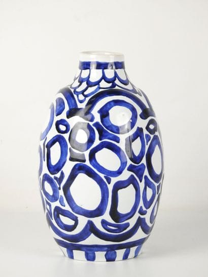 J. LUNEAU (XXe) : Vase en céramique blanche...