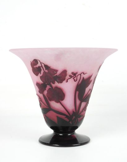 DELATTE - Nancy : Multi-layered glass flared...