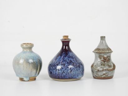 CINQ VASES OU POTS MINIATURES en grès. Certains...