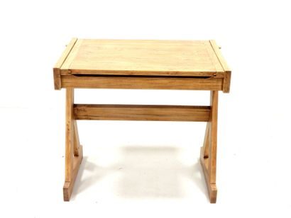 BUREAU D'ECOLIER en orme, l'abattant découvrant...