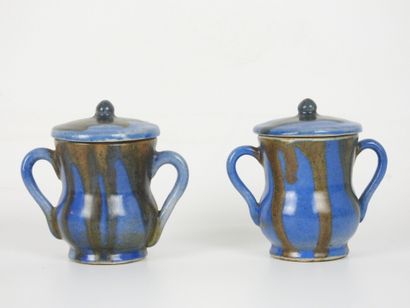 CINQ VASES OU POTS MINIATURES en grès. Certains...