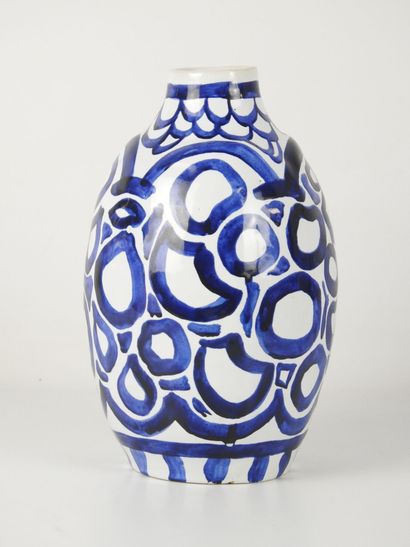 J. LUNEAU (XXe) : Vase en céramique blanche...