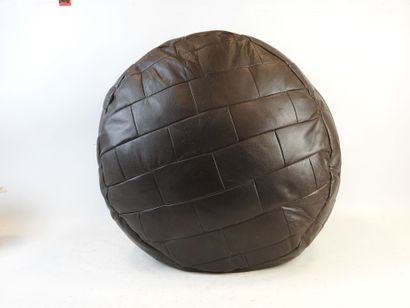 In the spirit of DE SEDE Team
Pouf containing...