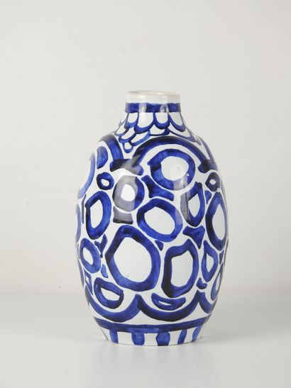 J. LUNEAU (XXe) : Vase en céramique blanche...
