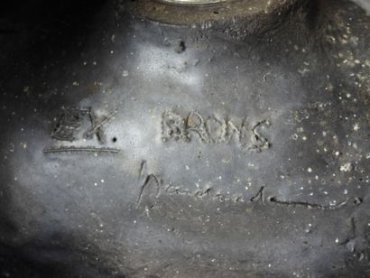 Corps de fontaine lavabo en céramique. Trace...