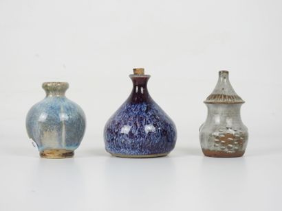 CINQ VASES OU POTS MINIATURES en grès. Certains...