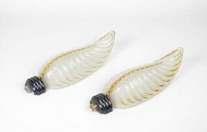EZAN France. Paire d'appliques modèle feuille...