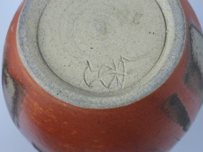 VASE pansu à petit col en grès à décor de...