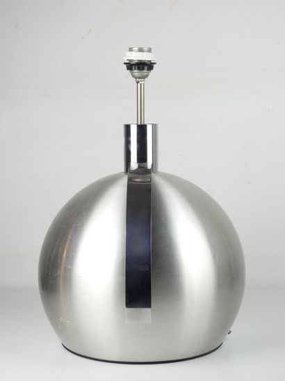 Aluminium ball LAMP. Circa 1970. H. 54 c...