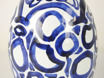 J. LUNEAU (XXe) : Vase en céramique blanche...