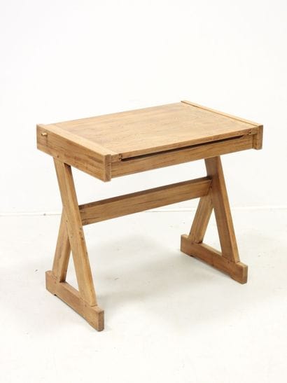 BUREAU D'ECOLIER en orme, l'abattant découvrant...