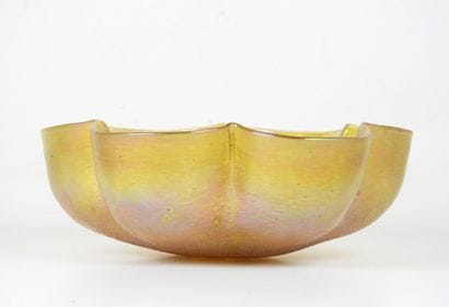 LOETZ: Polylobed cup in green iridescent...