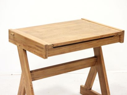 BUREAU D'ECOLIER en orme, l'abattant découvrant...