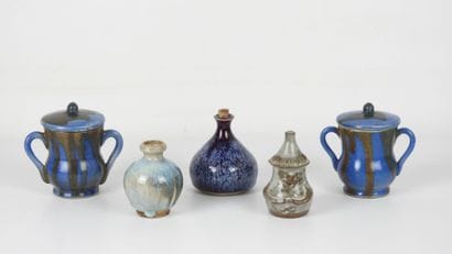 CINQ VASES OU POTS MINIATURES en grès. Certains...