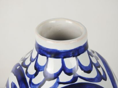 J. LUNEAU (XXe) : Vase en céramique blanche...