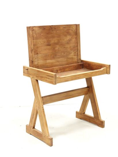 BUREAU D'ECOLIER en orme, l'abattant découvrant...