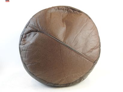 In the spirit of DE SEDE Team
Pouf containing...