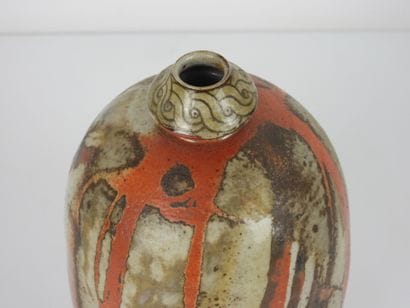 VASE pansu à petit col en grès à décor de...
