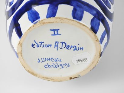 J. LUNEAU (XXe) : Vase en céramique blanche...
