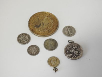 Lot en argent 925 comprenant monnaies, pendentif,...