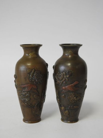 JAPON
Paire de vases de forme balustre, en...
