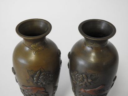 JAPON
Paire de vases de forme balustre, en...