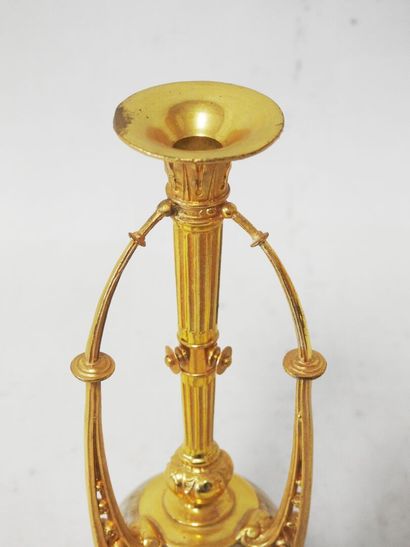 Vase soliflore, monture en bronze ciselé...