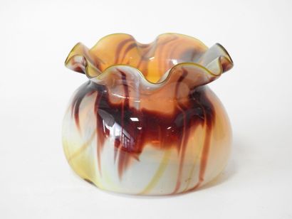 Vase en verre soufflé dans les teintes blanche...