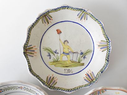 Lot de trois assiettes en faience à bords...
