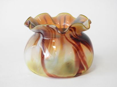 Vase en verre soufflé dans les teintes blanche...