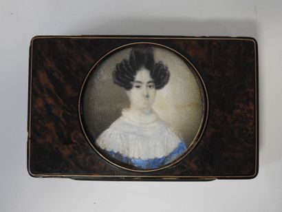 Boite de forme rectangulaire en écaille ornée...